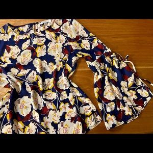 Rose and Olive Floral Fall Blouse. Women’s small